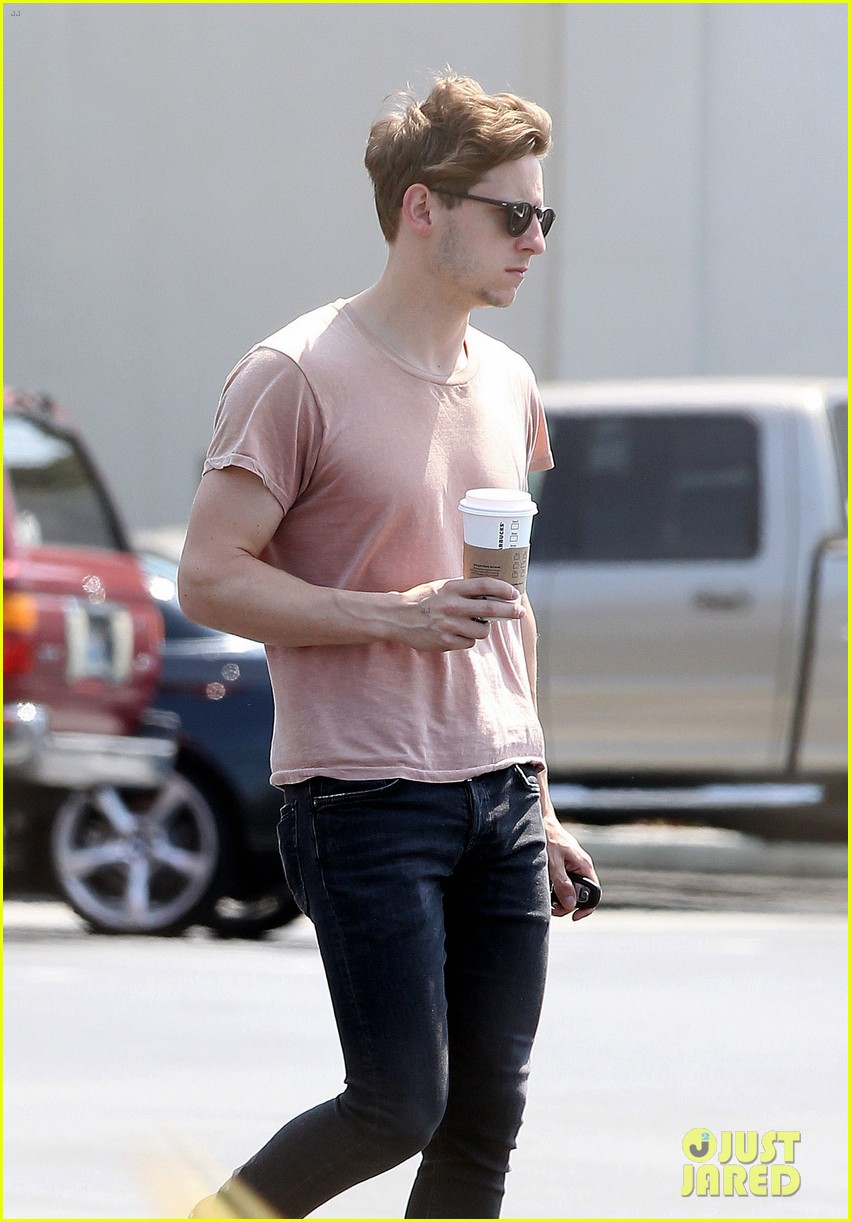 jamie bell grocery run in pacific palisades 16