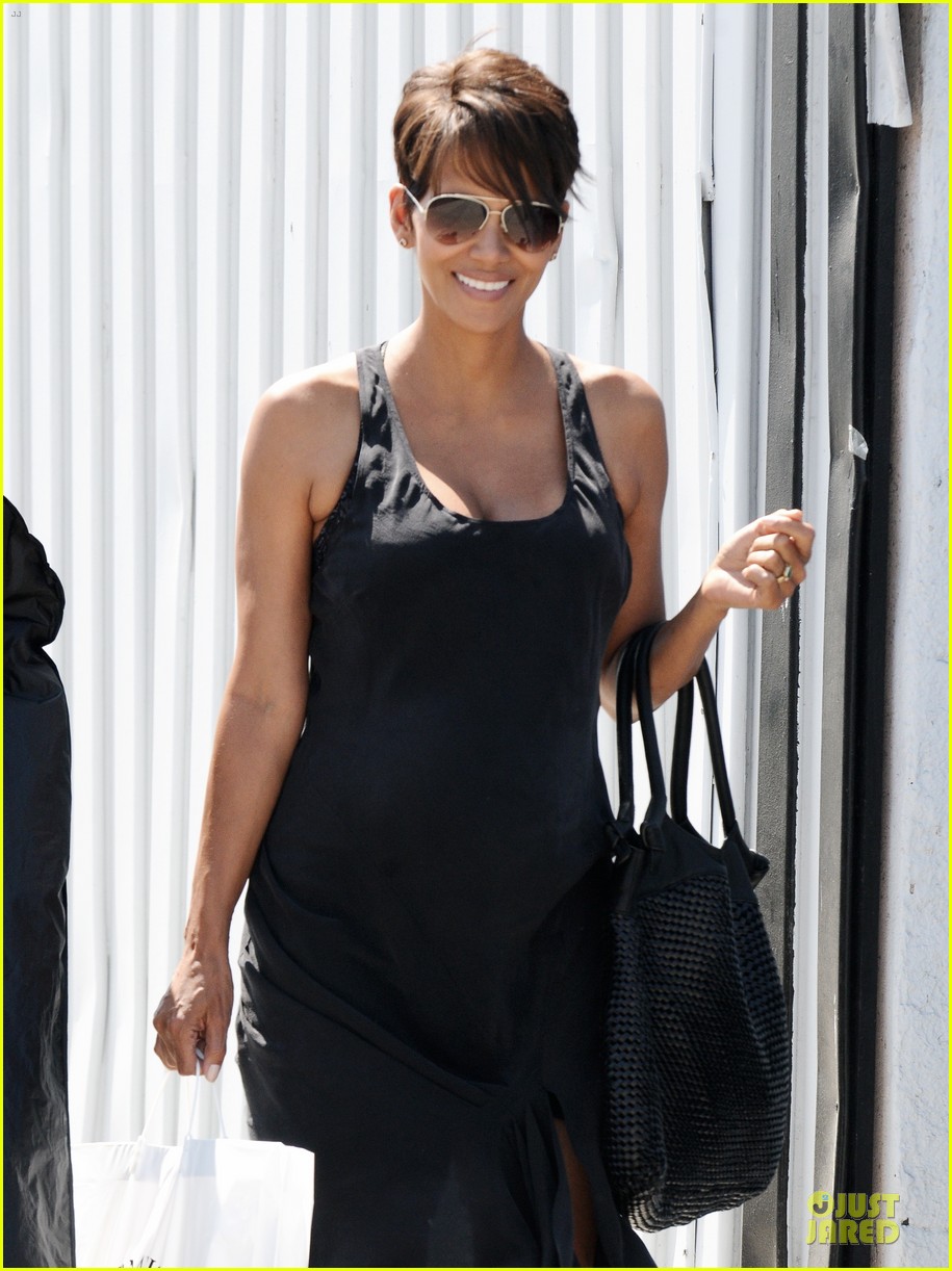 halle berry pregnancy glowing fabric shopping 08