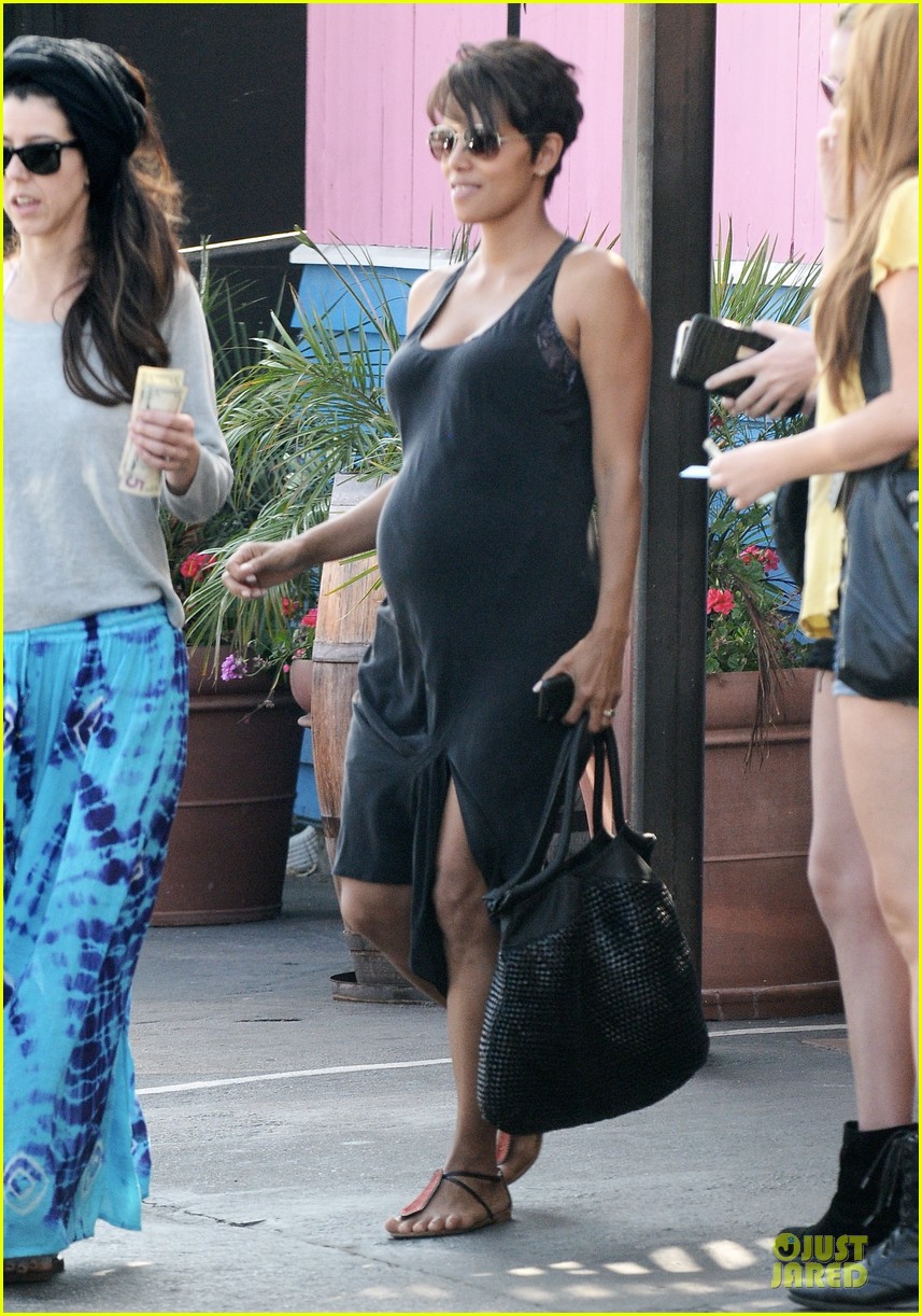 Halle Berry: Pregnancy Glowing Fabric Shopping!: Photo 2905161 Halle