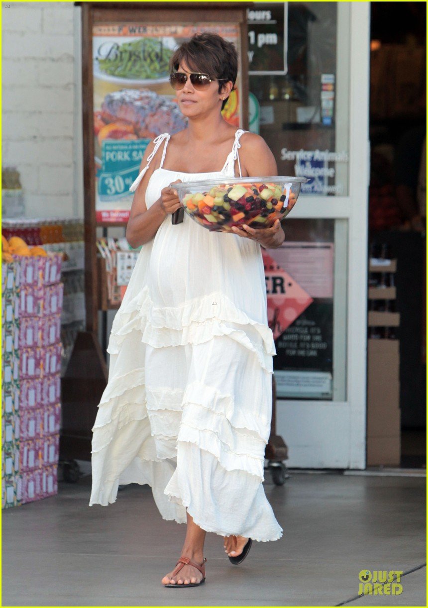 Photo halle berry fruit salad pregnancy craving 14 Photo 2918113