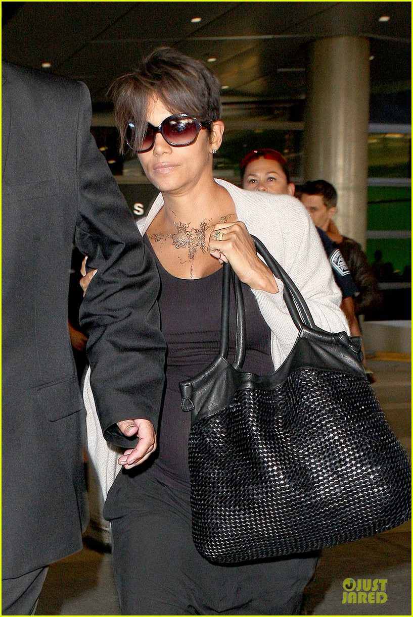 halle berry olivier martinez lax arrival after wedding 09