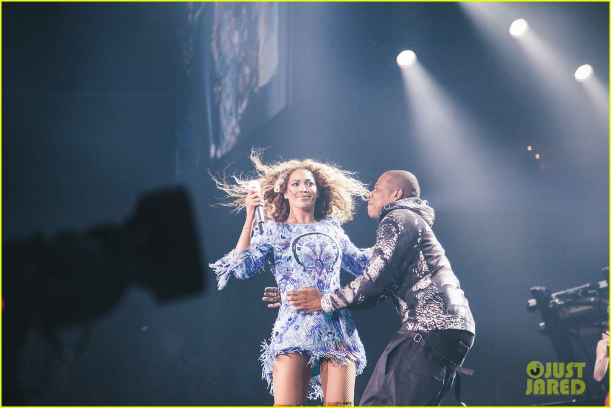 beyonce gets surprise kiss from jay z on mrs carter tour 02