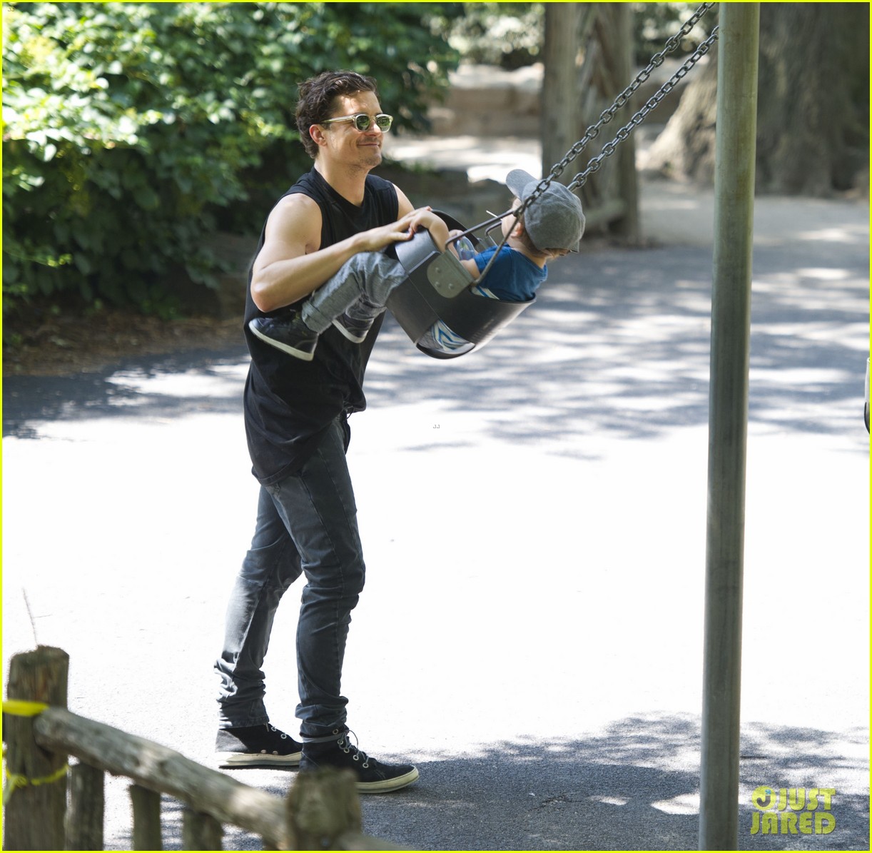 orlando bloom central park playtime with flynn 012904995