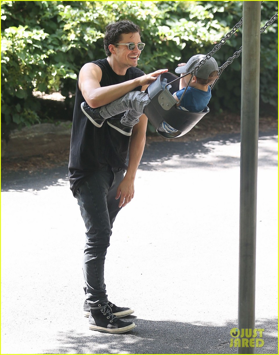orlando bloom central park playtime with flynn 162905010
