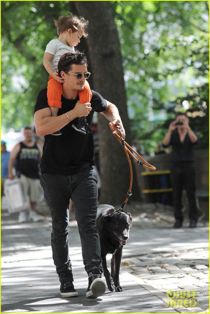 orlando bloom daddy day out with flynn 04