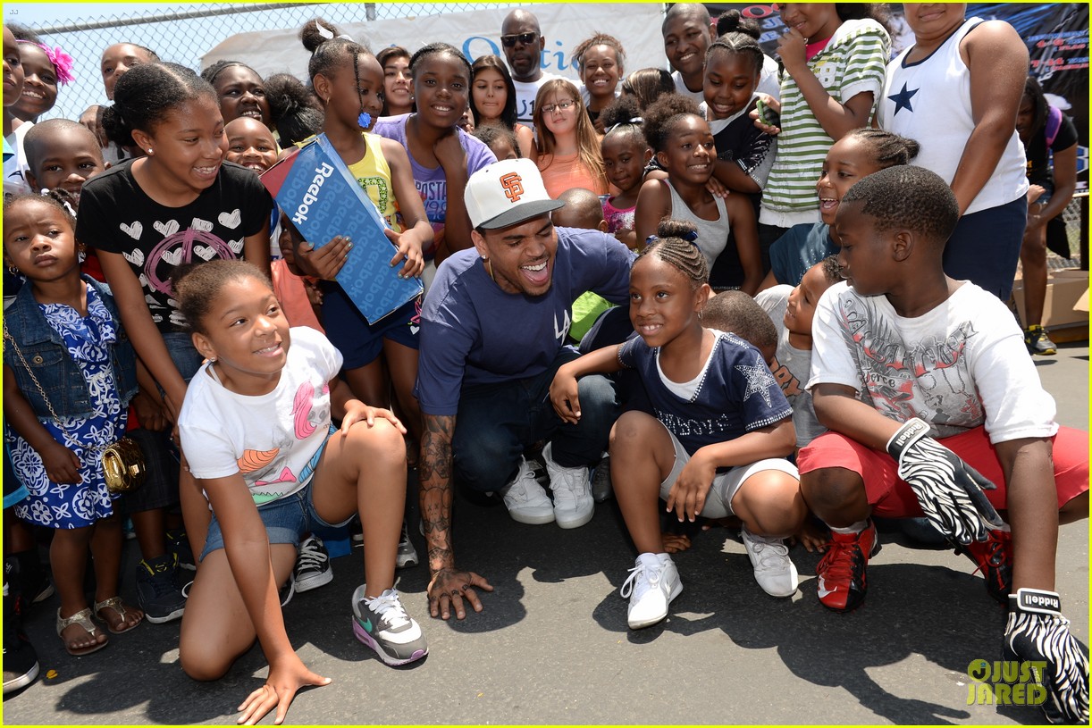 chris brown walk everywhere in unity shoes event 152905277