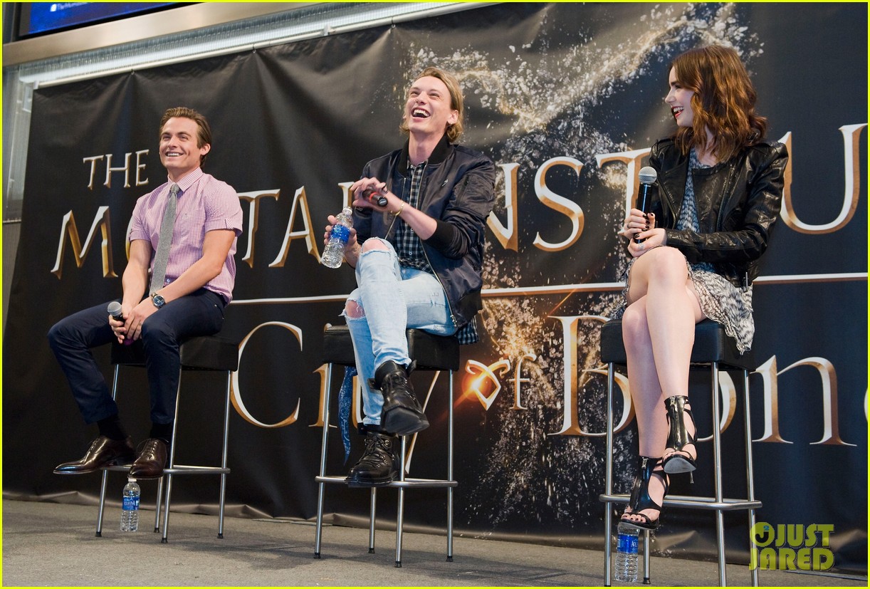 lily collins jamie campbell bower mortal instruments signing 01