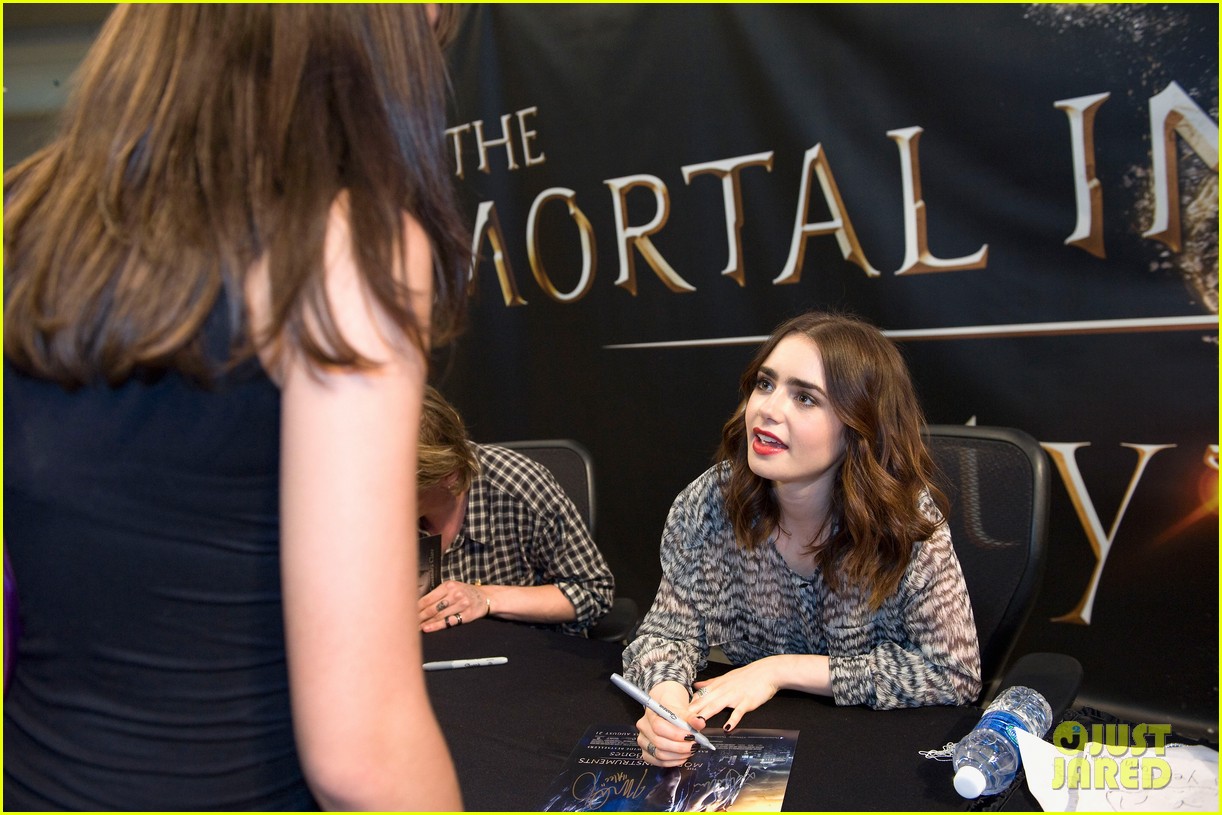 lily collins jamie campbell bower mortal instruments signing 042919114
