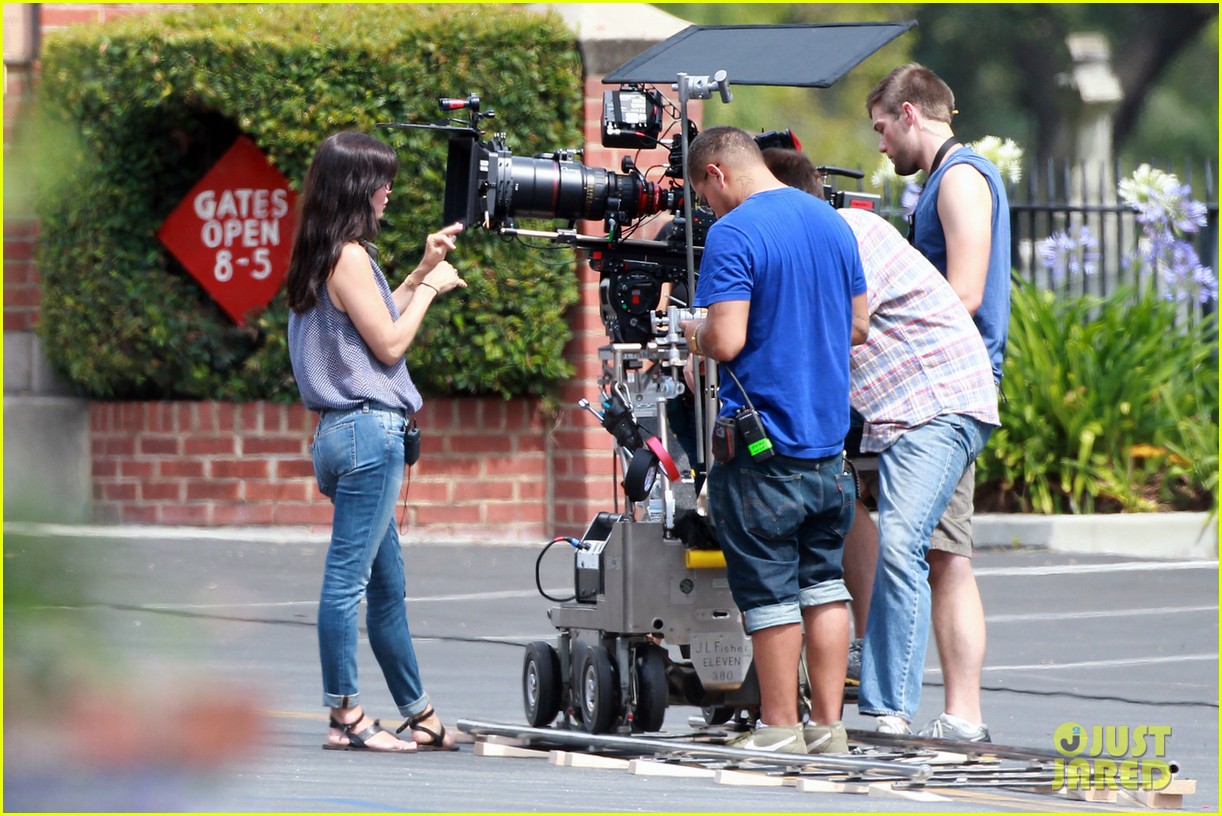 courteney cox takes on directing duties for pre production 022903140