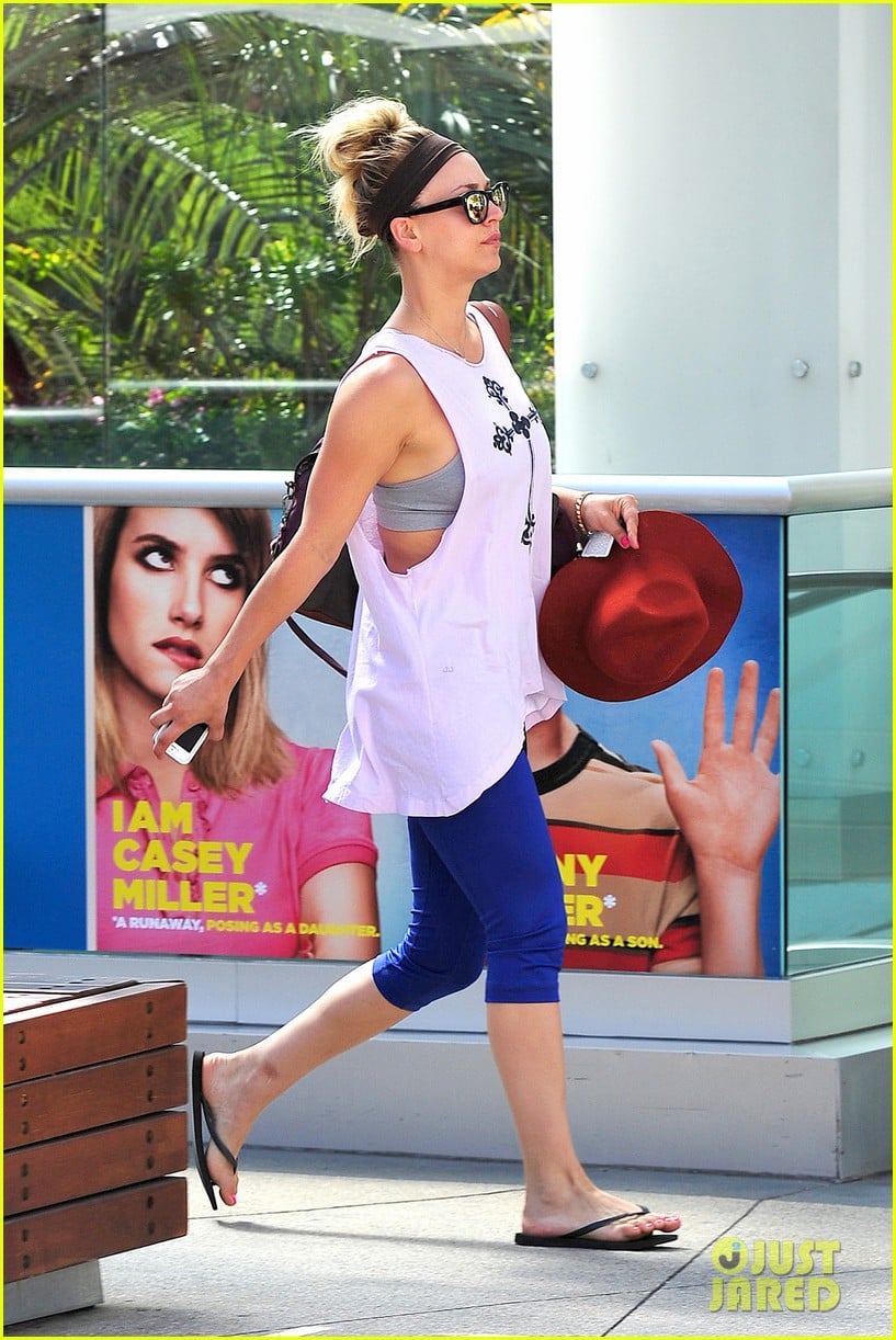 newly single kaley cuoco steps out solo for gym time 02