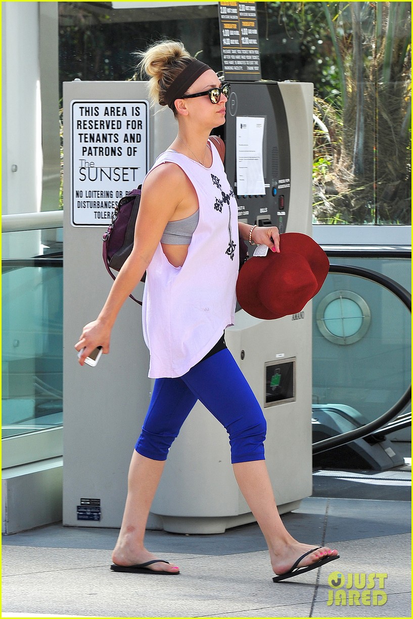 newly single kaley cuoco steps out solo for gym time 052910373