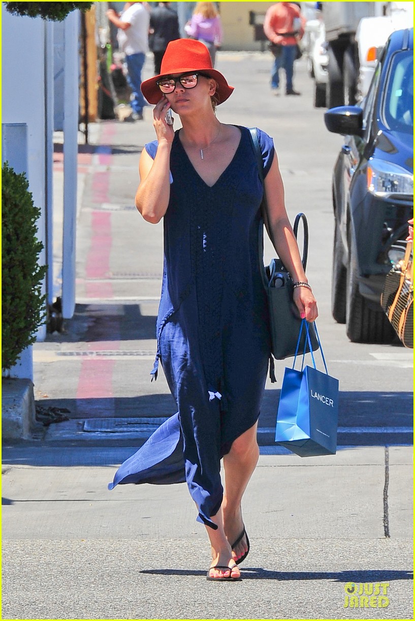 kaley cuoco single retail therapy session 042910503