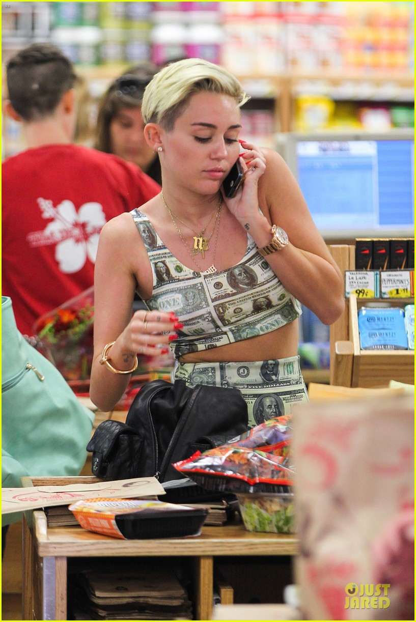 miley cyrus bares midriff with money dress 04