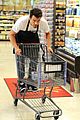 josh duhamel rides in shopping cart for diet pepsi event 05