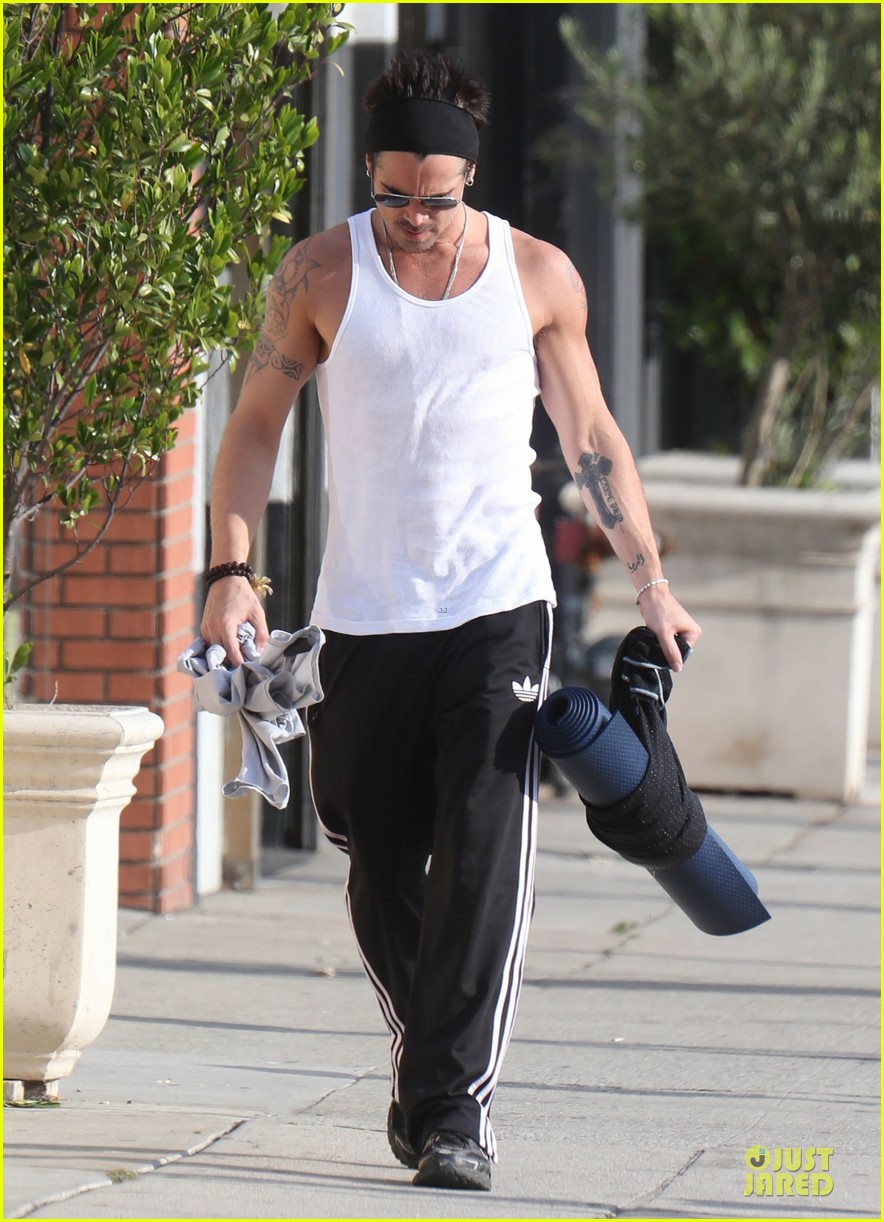 colin farrell buff yoga session with sister claudine 01