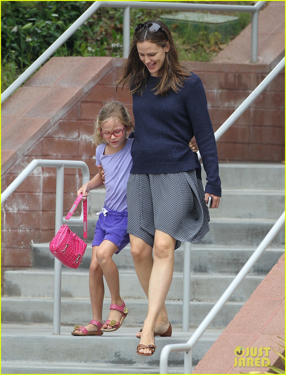 Jennifer Garner Summertime Smiles with Violet & Seraphina! Photo