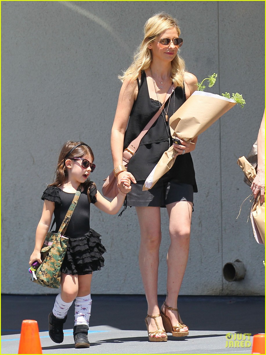 sarah michelle gellar flying with two kids alone is my latest milestone 04