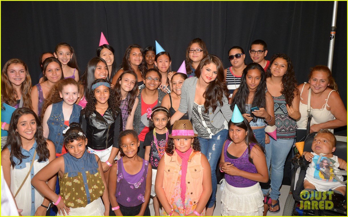 selena gomez celebrates birthday at dream out loud event 23
