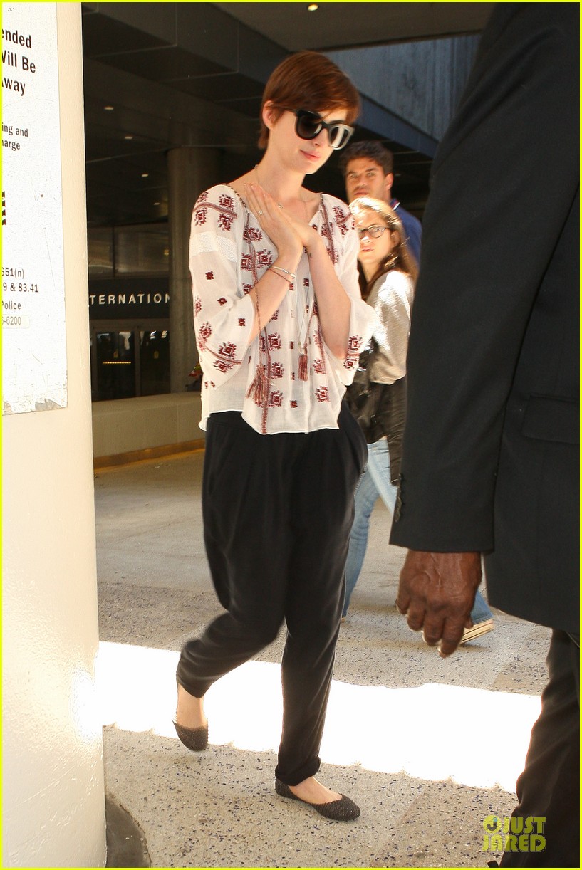 anne hathaway lax arrival after independence day weekend 082906331