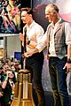 tom hiddleston thor autograph signing at comic con 05
