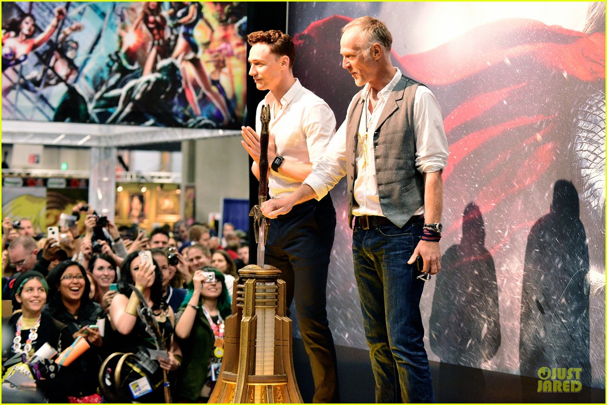 tom hiddleston thor autograph signing at comic con 052914441