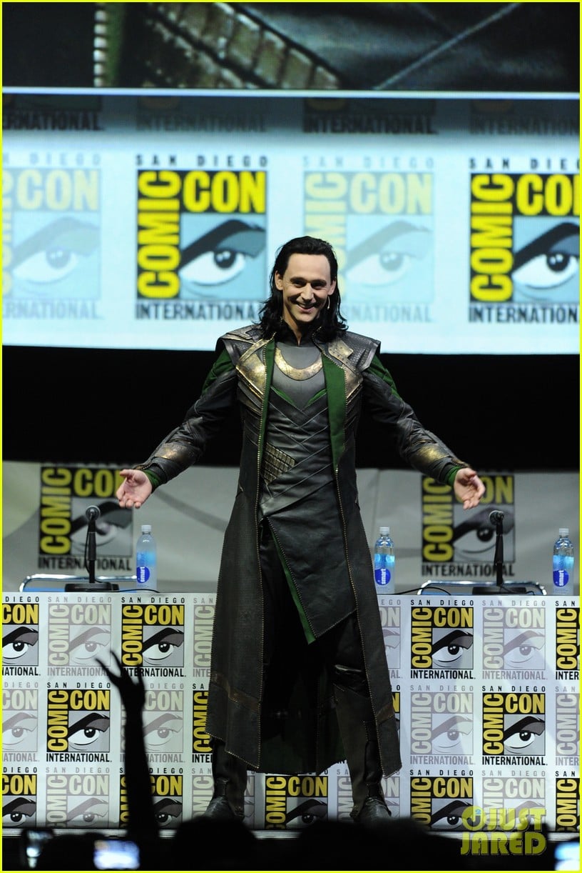 tom hiddleston attends thor comic con panel as loki 01