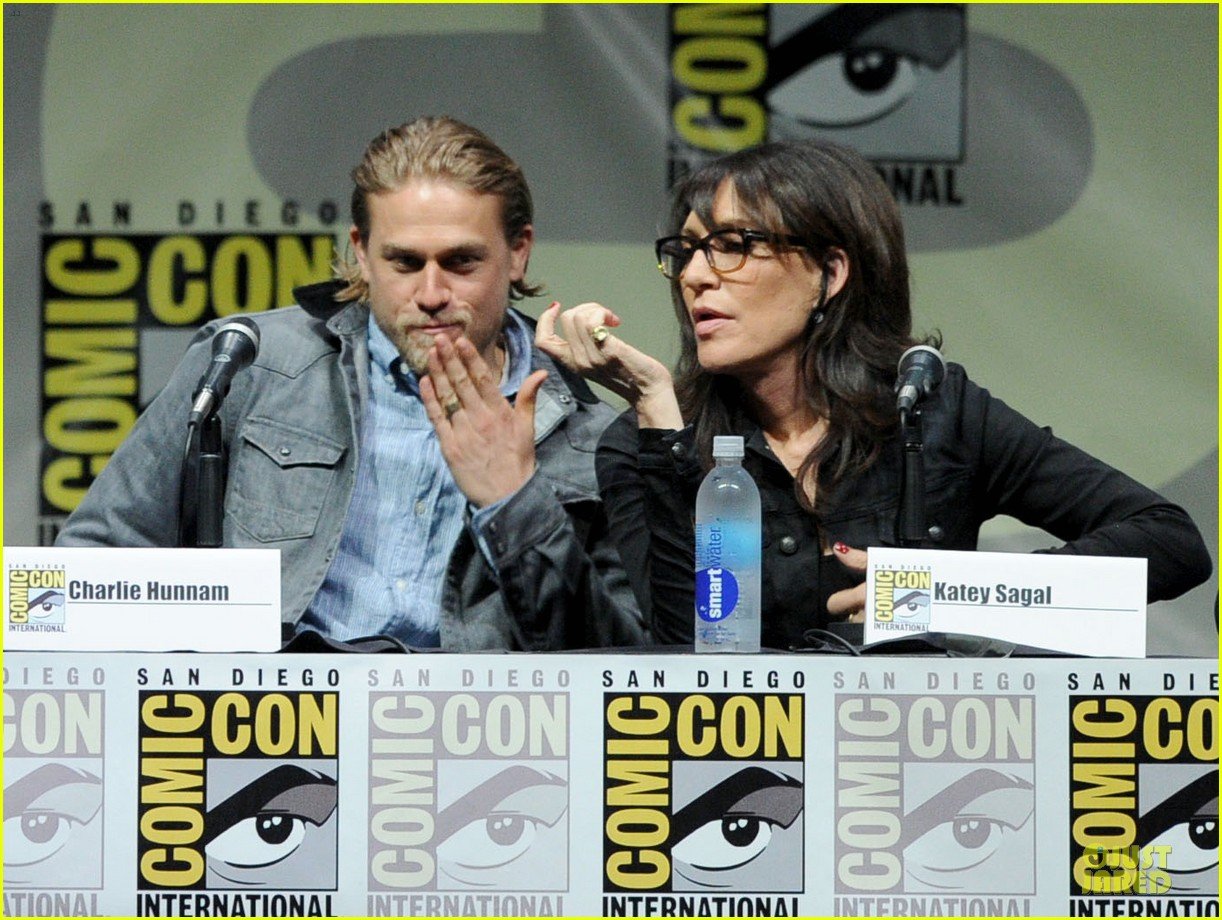 charlie hunnam son of anarchy panel at comic con 022914228