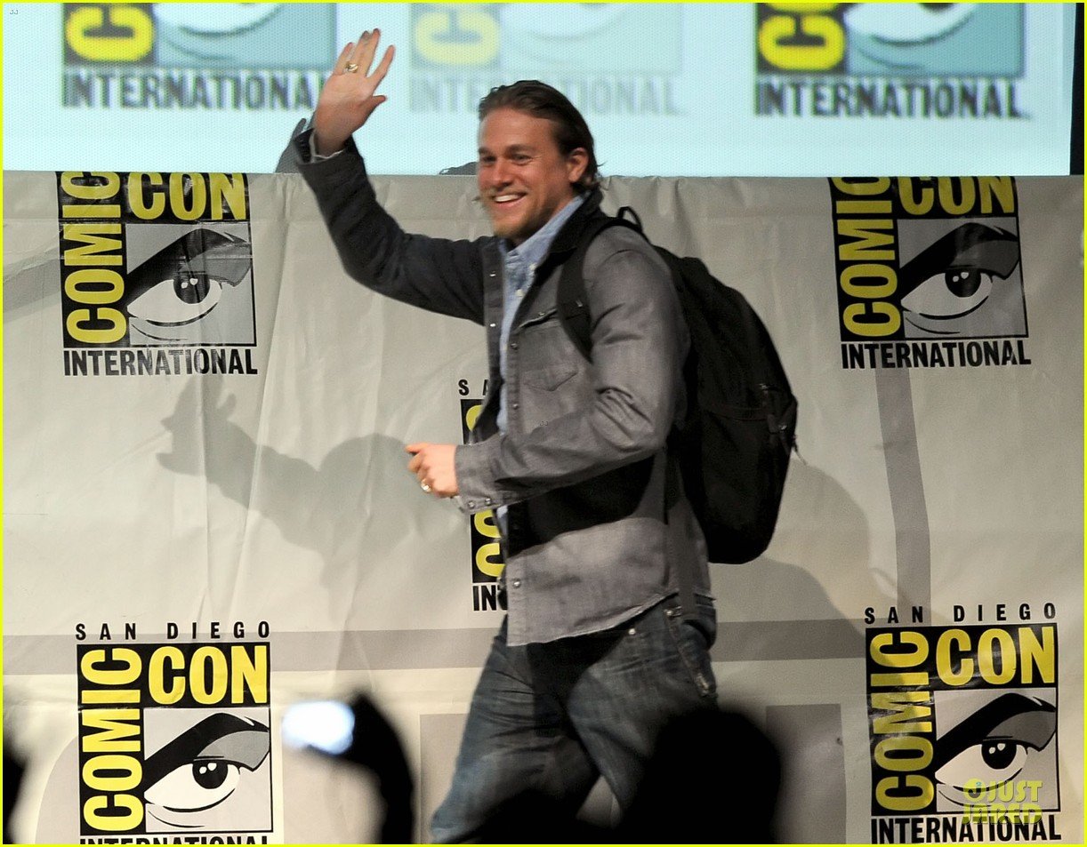 charlie hunnam son of anarchy panel at comic con 082914234