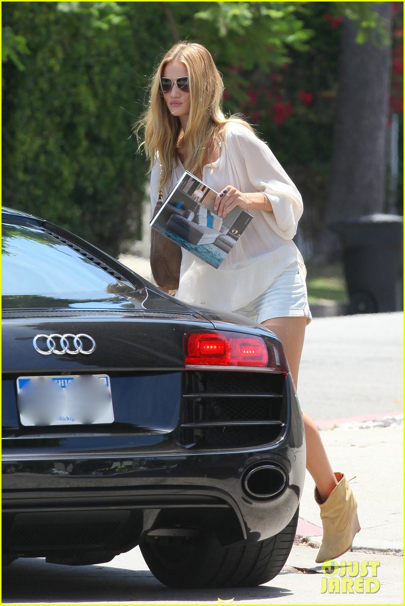 rosie huntington whiteley continues shopping for new home 06