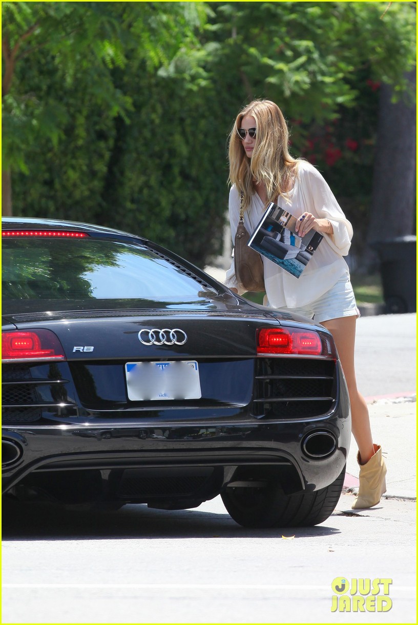rosie huntington whiteley continues shopping for new home 092917020