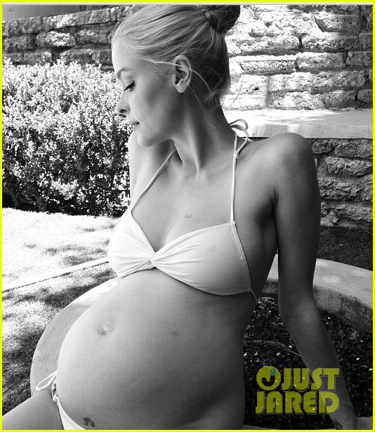 pregnant jaime king bares bikini baby bump 032916863