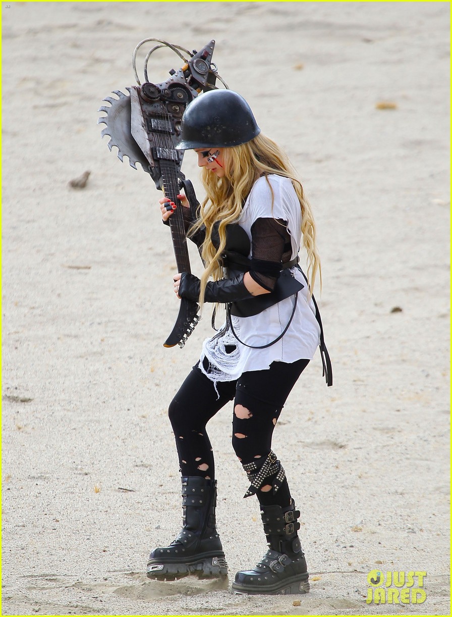 avril lavigne chainsaw action for rock n roll video shoot 07