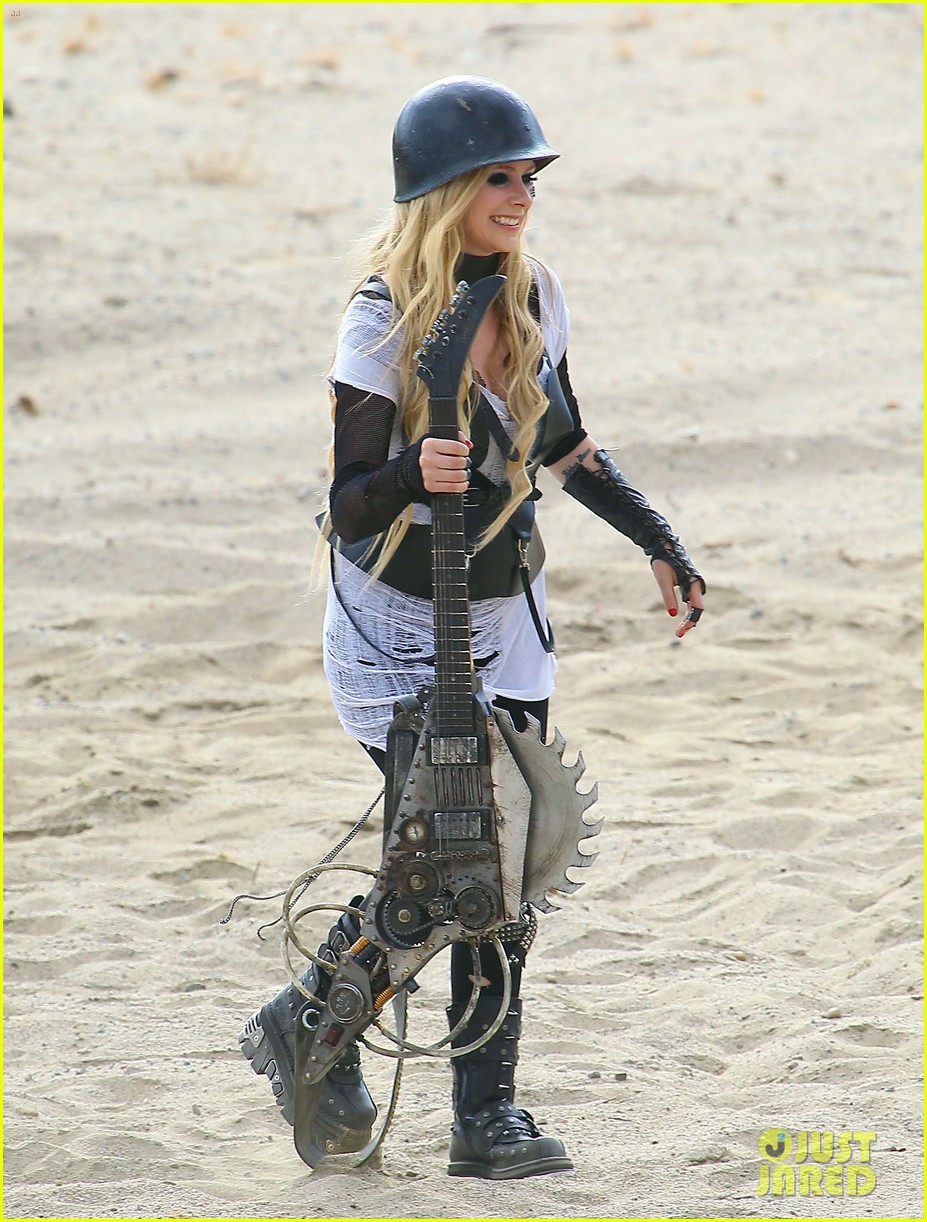Avril Lavigne Chainsaw Guitar for 'Rock N' Roll' Video Shoot! Photo