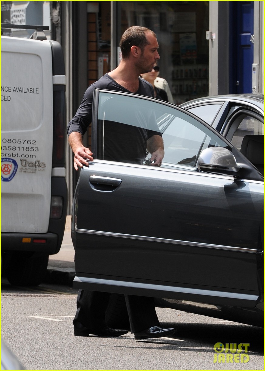 jude law takes a ride in london 052908489