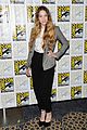 sophie lowe once upon a time in wonderland at comic con 01