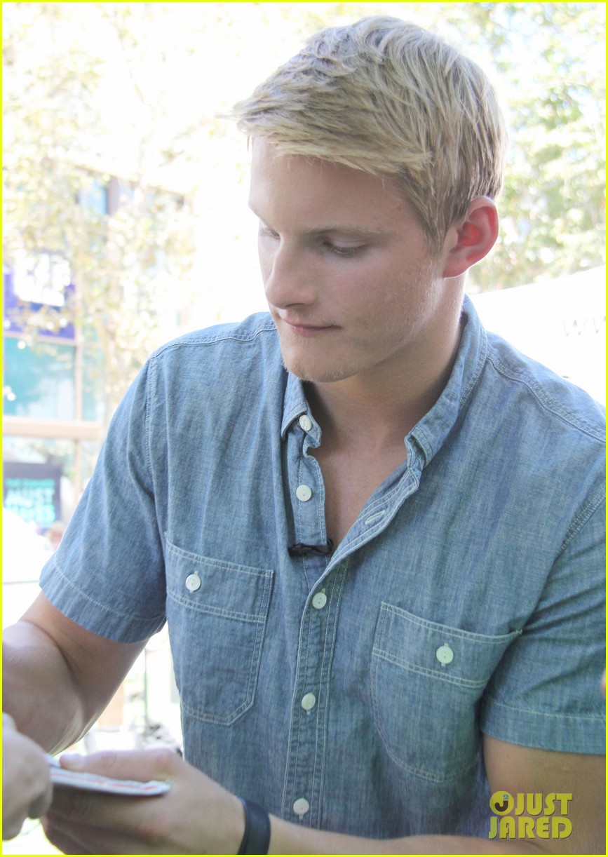 alexander ludwig visits extra at the grove 142906476
