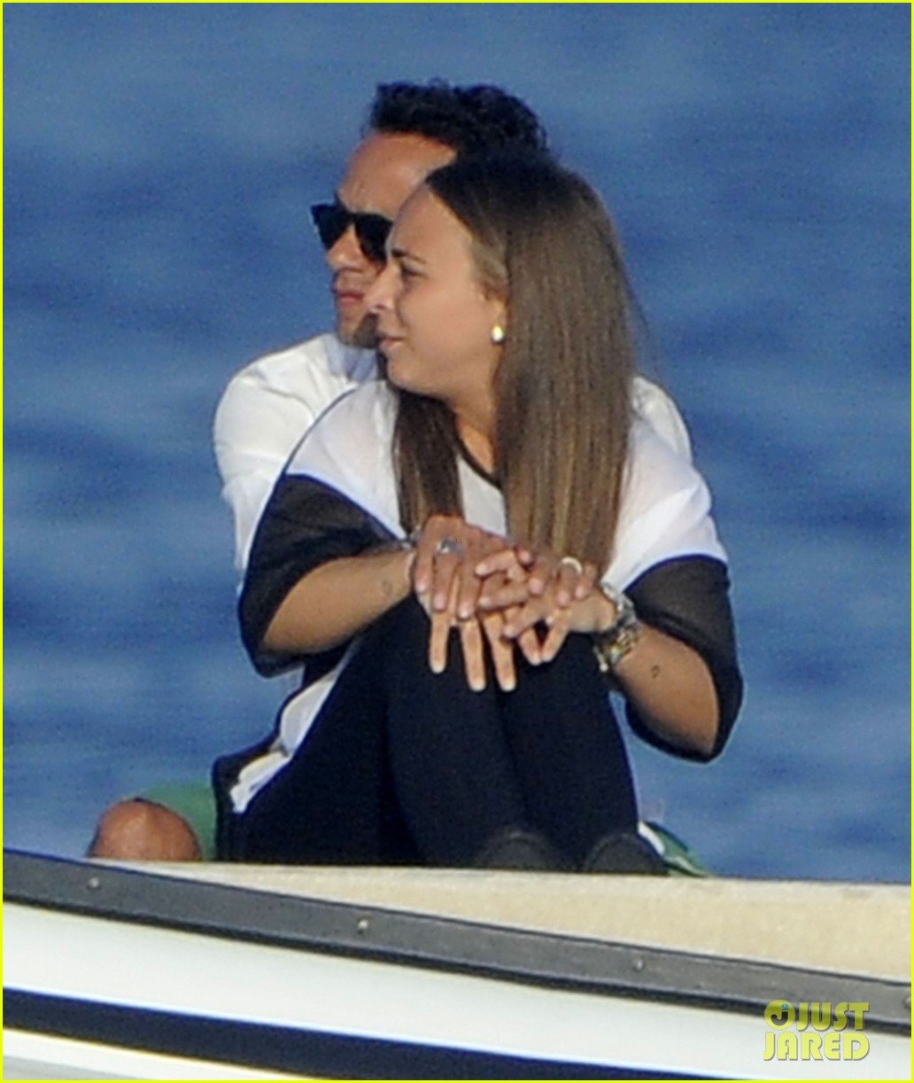 marc anthony chloe green cuddle in venice 11