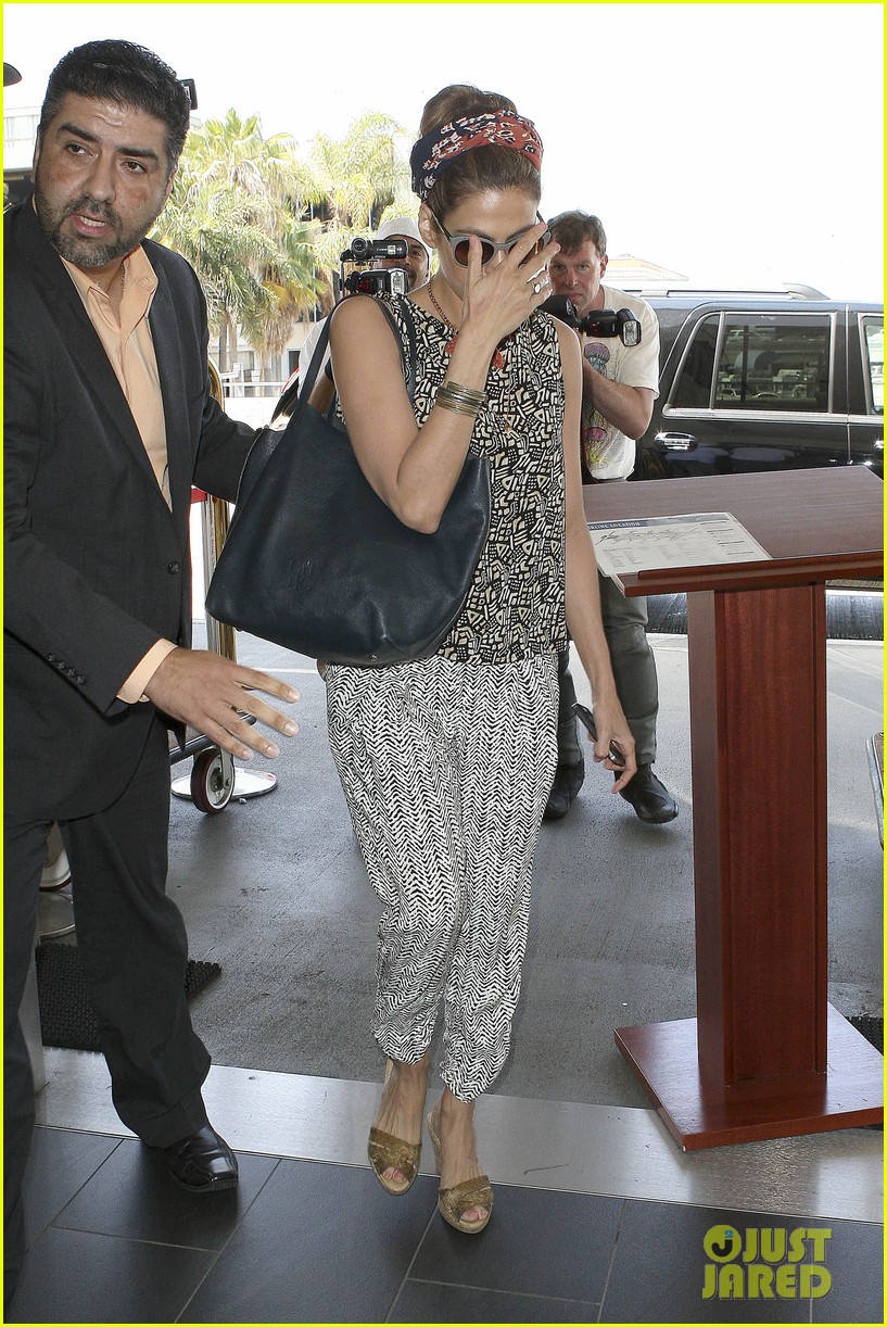 eva mendes flies out of los angeles 112907100