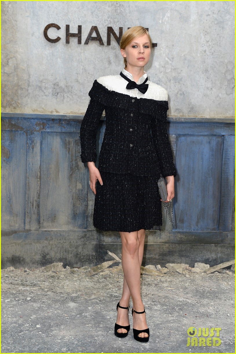 milla jovovich rose byrne chanel paris fashion show 102902583