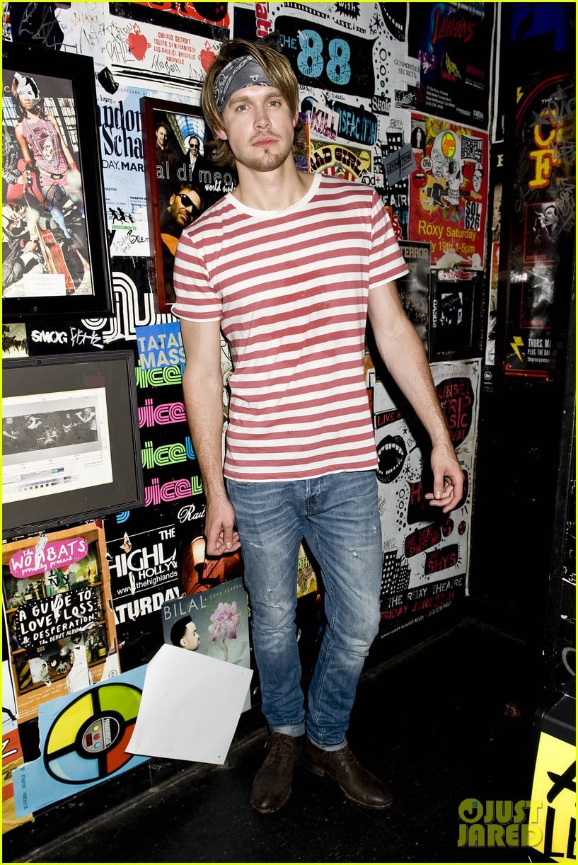 chord overstreet performs at the roxy glee cast supports 03