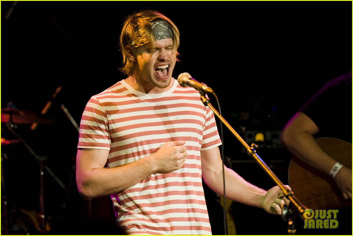 chord overstreet performs at the roxy glee cast supports 09