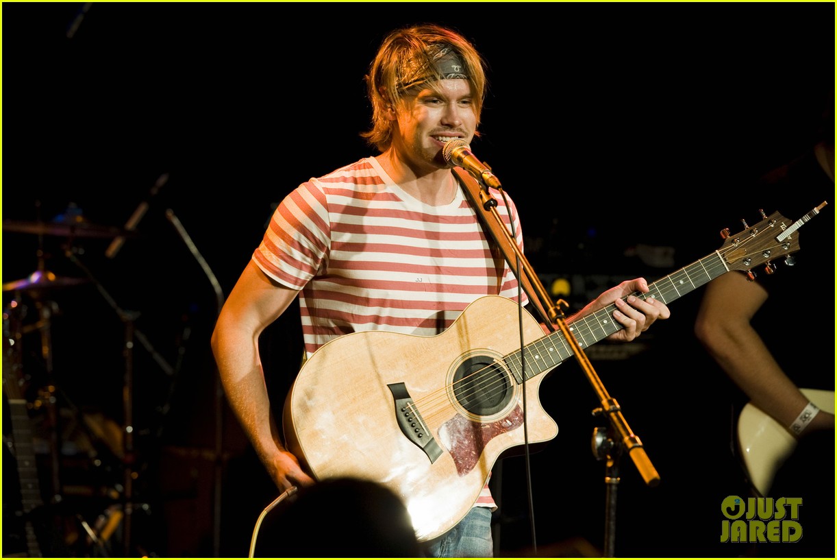 chord overstreet performs at the roxy glee cast supports 19