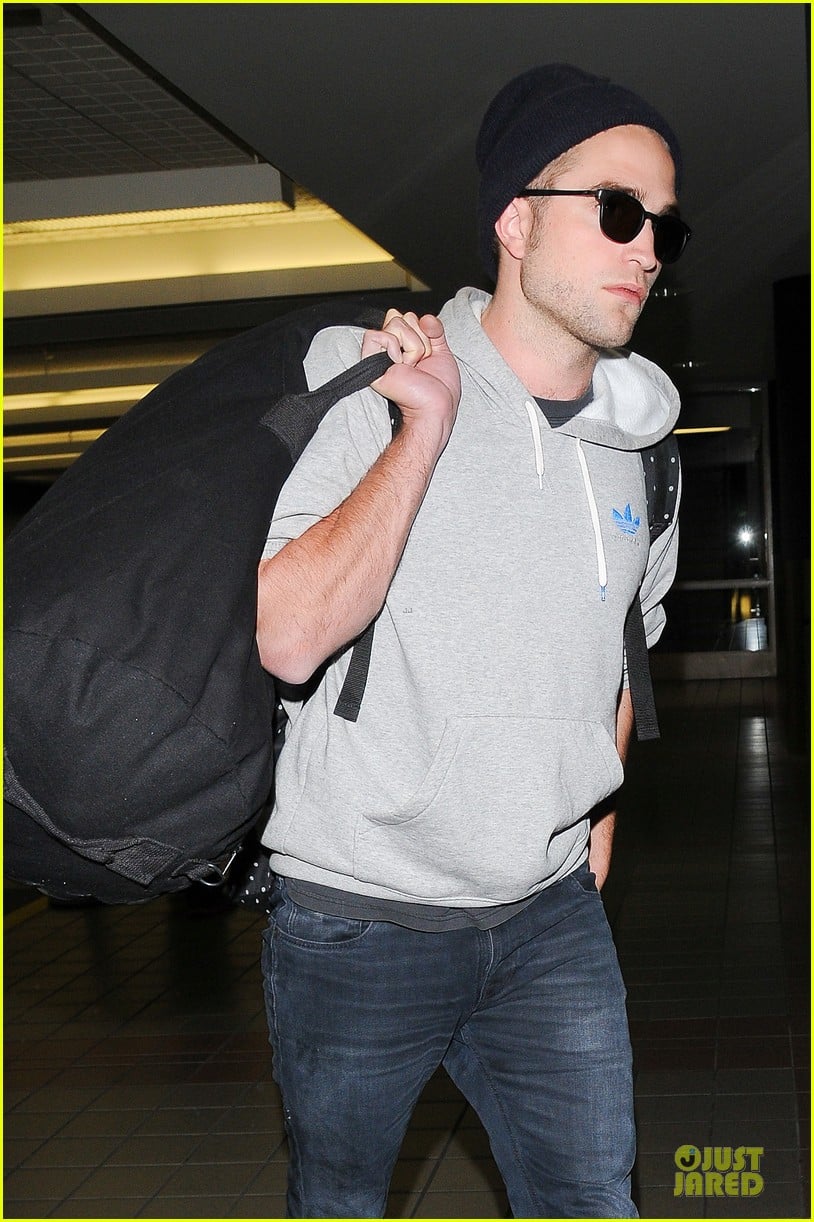 report pattinson lax landing after map of the stars filming 062915595