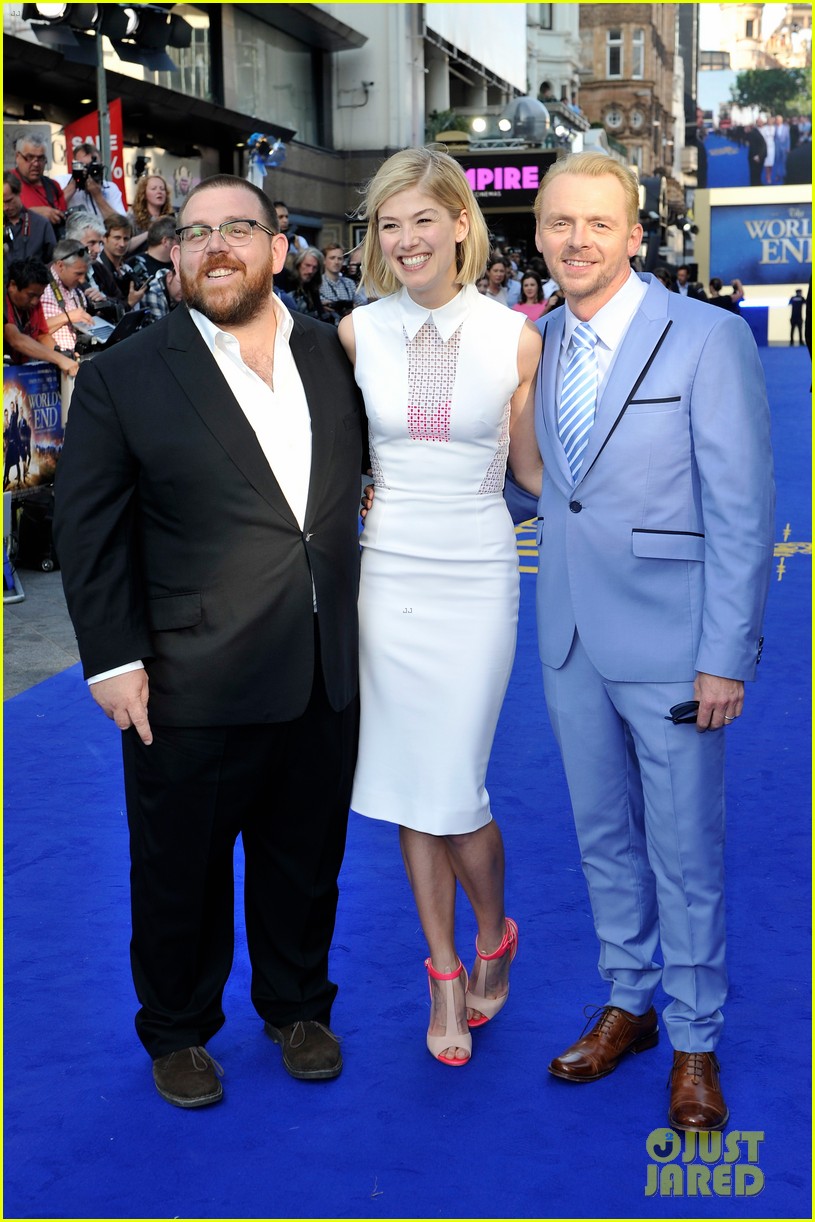 simon pegg rosamund pike the worlds end premiere 01