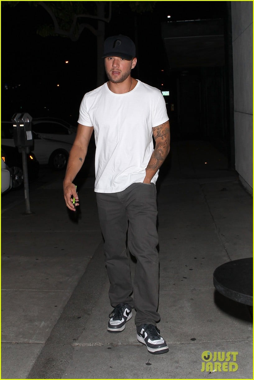 ryan phillippe dinner out after fun shreveport set day 012908462