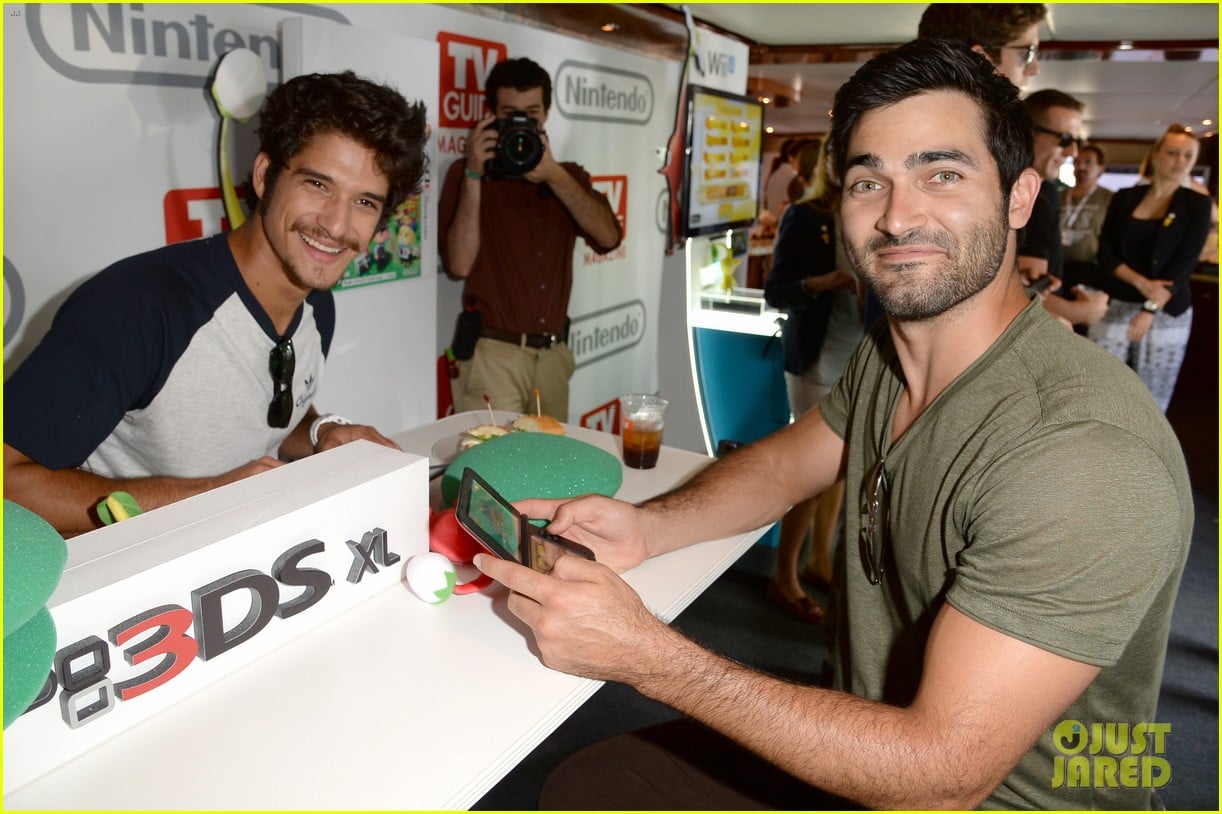 tyler posey dylan obrien teen wolf stars at comic con 18