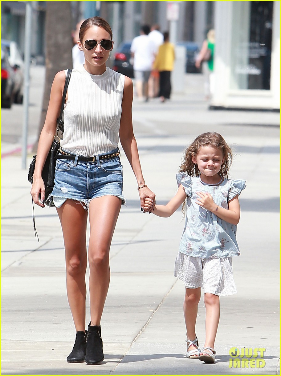 nicole richie shops with harlow after beyonce concert 082903164