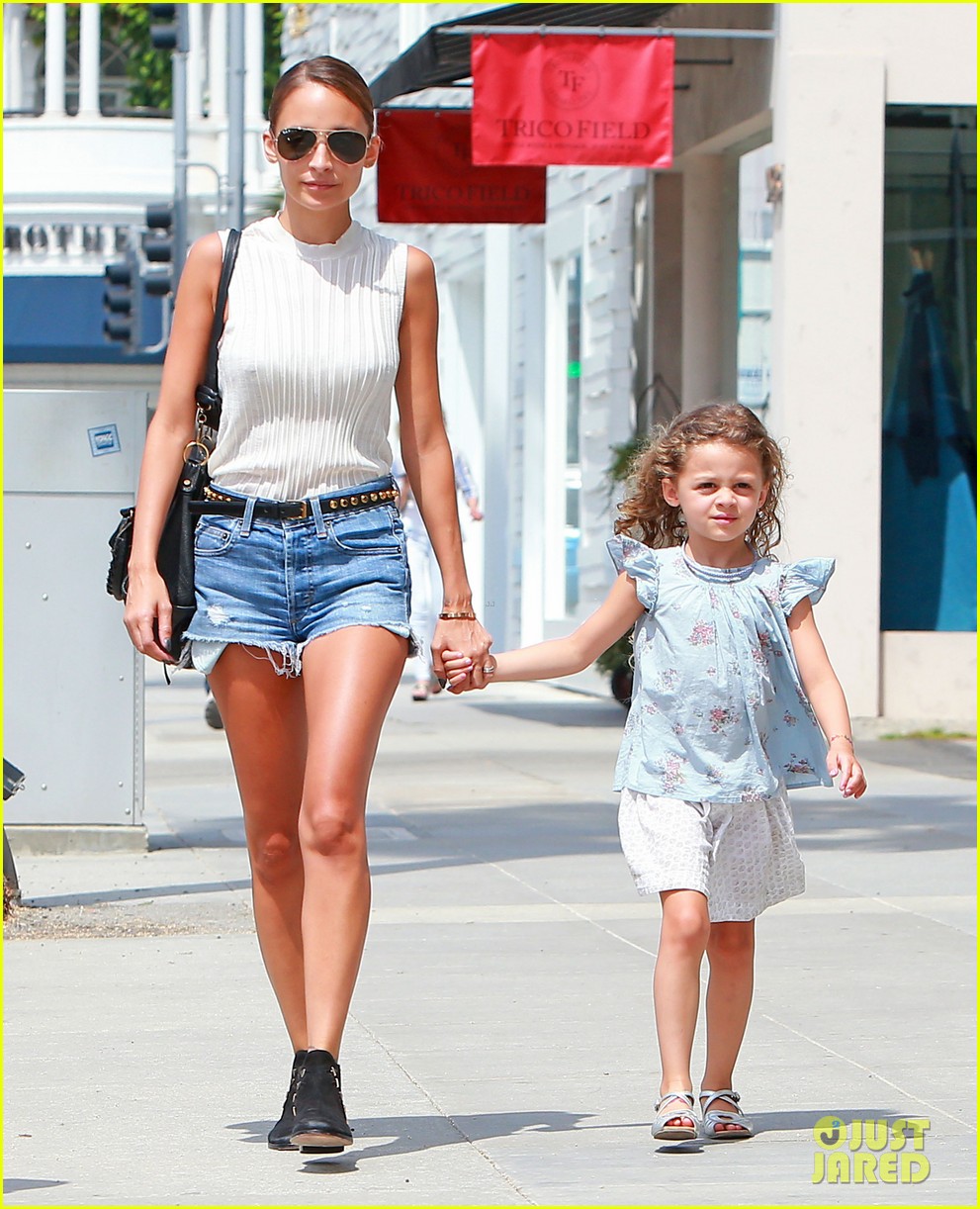 nicole richie shops with harlow after beyonce concert 132903169