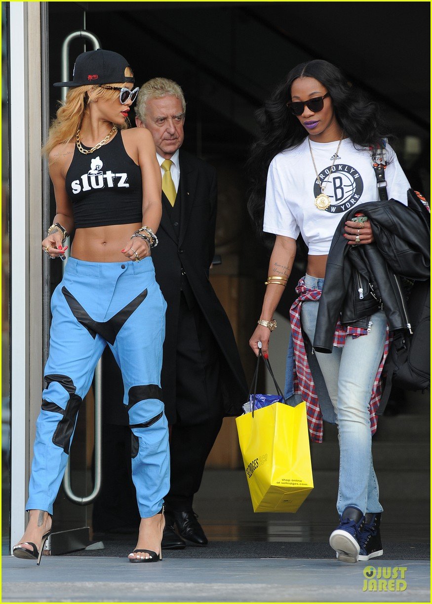 rihanna abs flashing before manchester performance 082910407