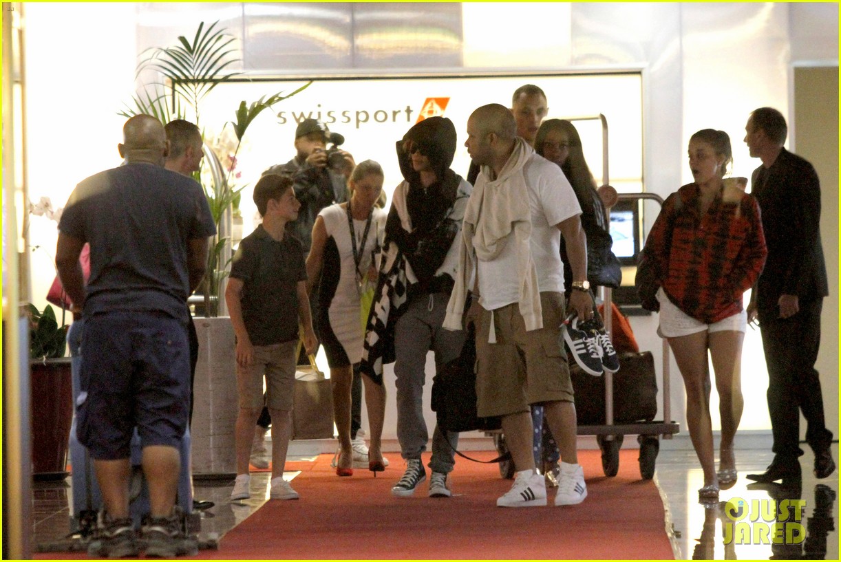 rihanna covers up while arriving in nice for diamonds tour 072907274